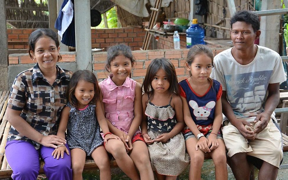 Kambodscha: Dorfbewohner, welche von der Aufbereitungsanlage profitieren.