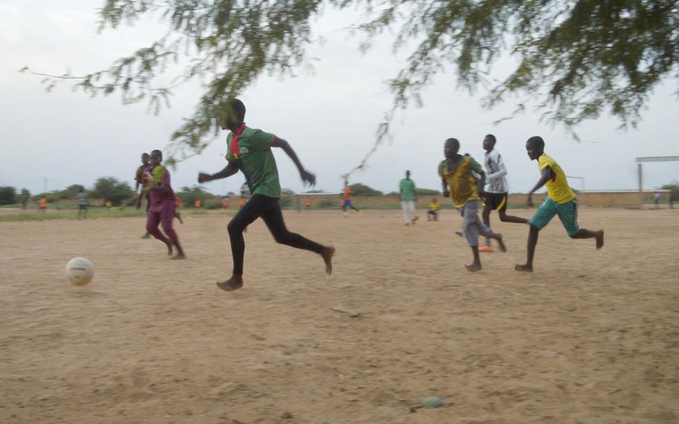 Burkina Faso: Jungen spielen Fußball