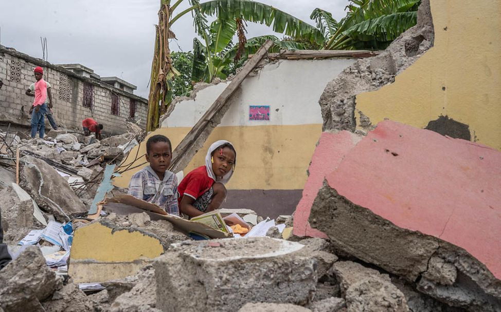 Erdbeben in Haiti im August 2021: Kinder sitzen in Ruinen