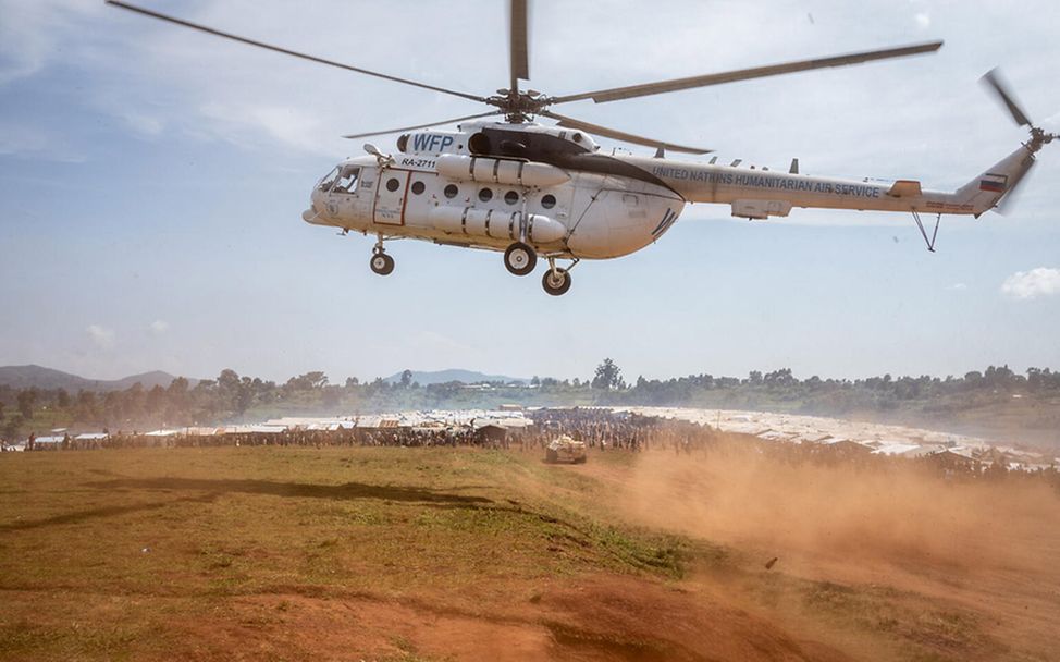 Kongo: Ein Hubschrauber liefert Hilfsgüter ins Flüchtlingscamp