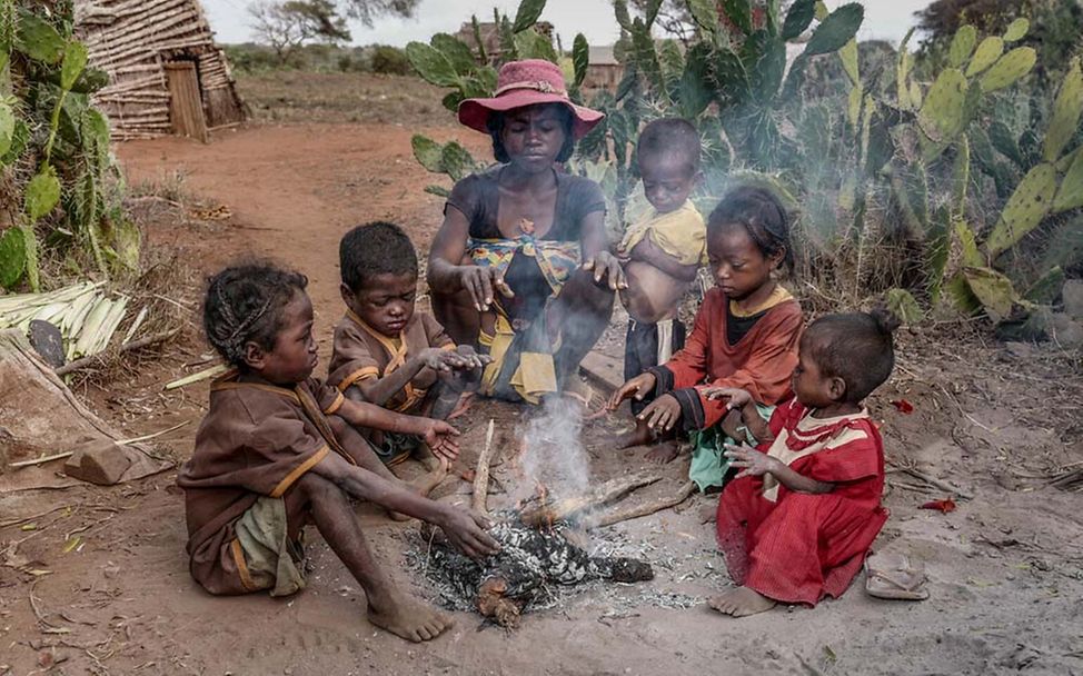 Dürre in Madagaskar: Eine Familie sitzt um eine Feuerstelle
