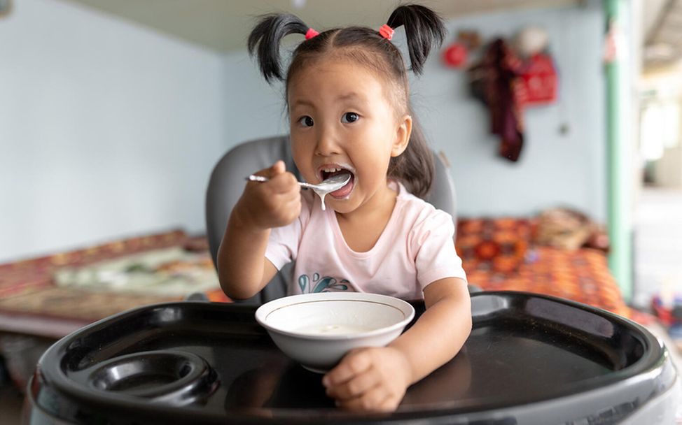 Kirgisistan: Nurayim isst Porridge