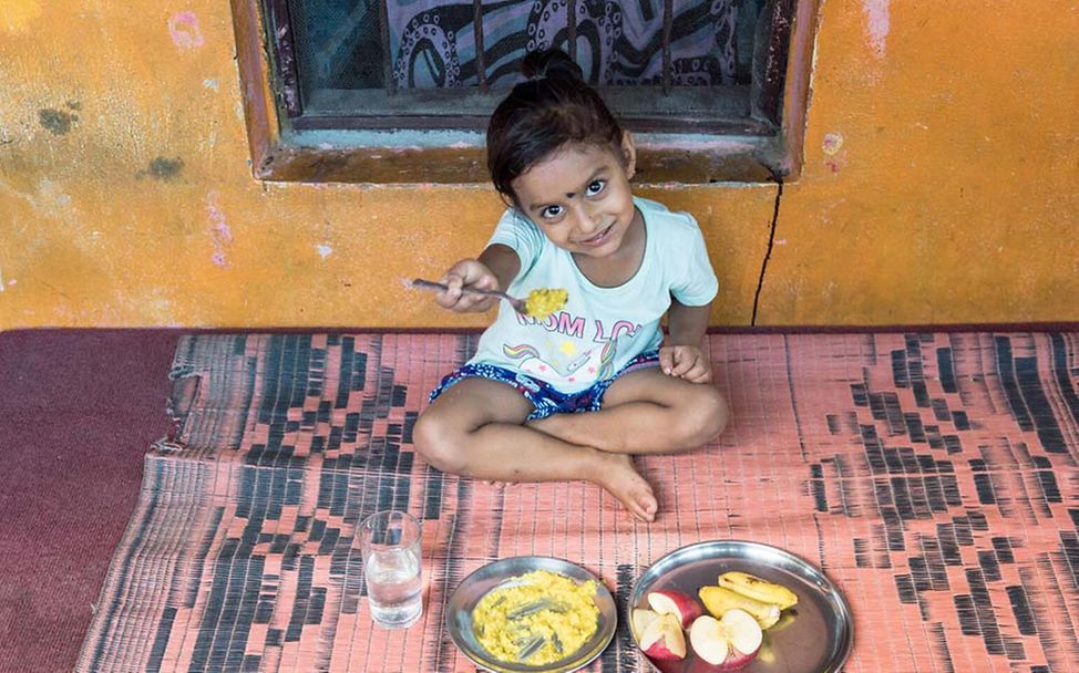 Nepal: Girisha zeigt ihr Lieblingsessen: Äpfel, Bananen, Jaulo