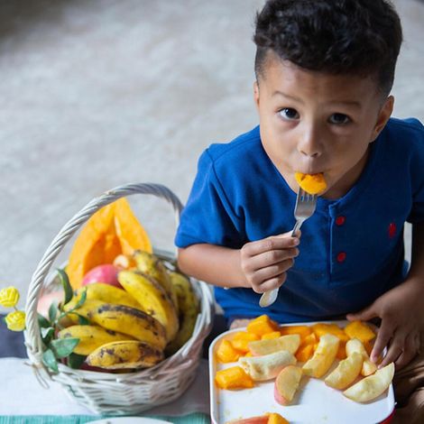 Timor-Leste: Jayden isst Bananen und Papaya