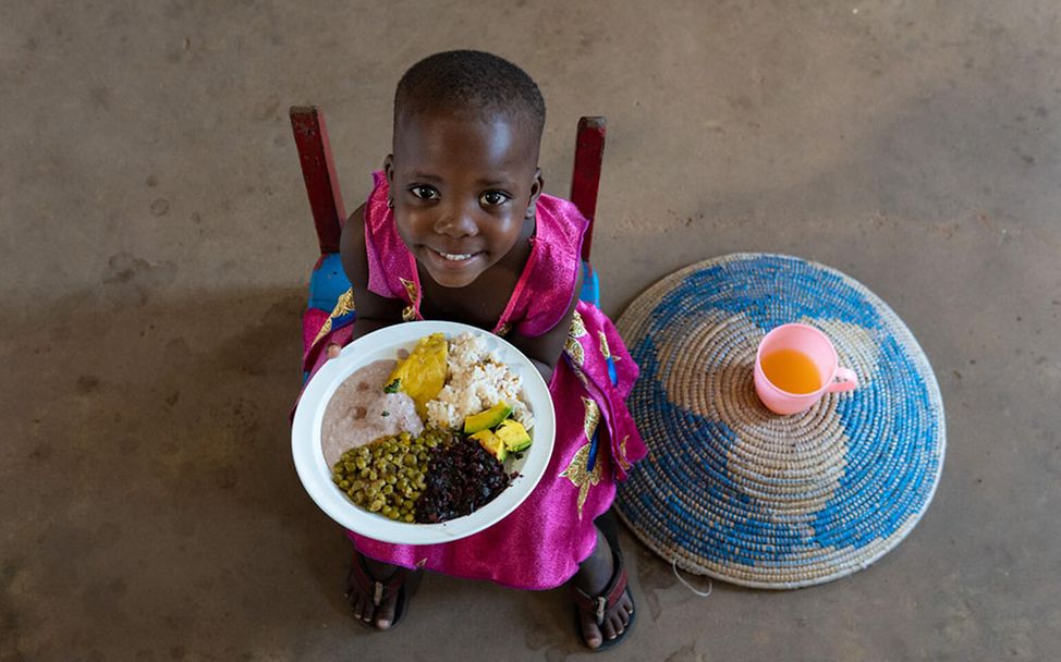 Uganda: Nakalema zeigt einen Teller mit ihrem Lieblingsessen