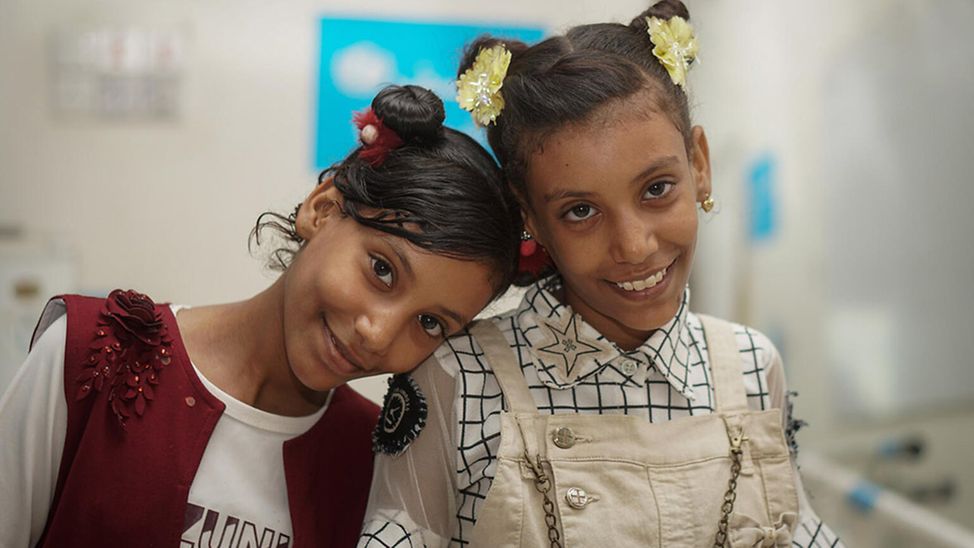 Jemen: Ayah mit ihrer Zwillingsschwester