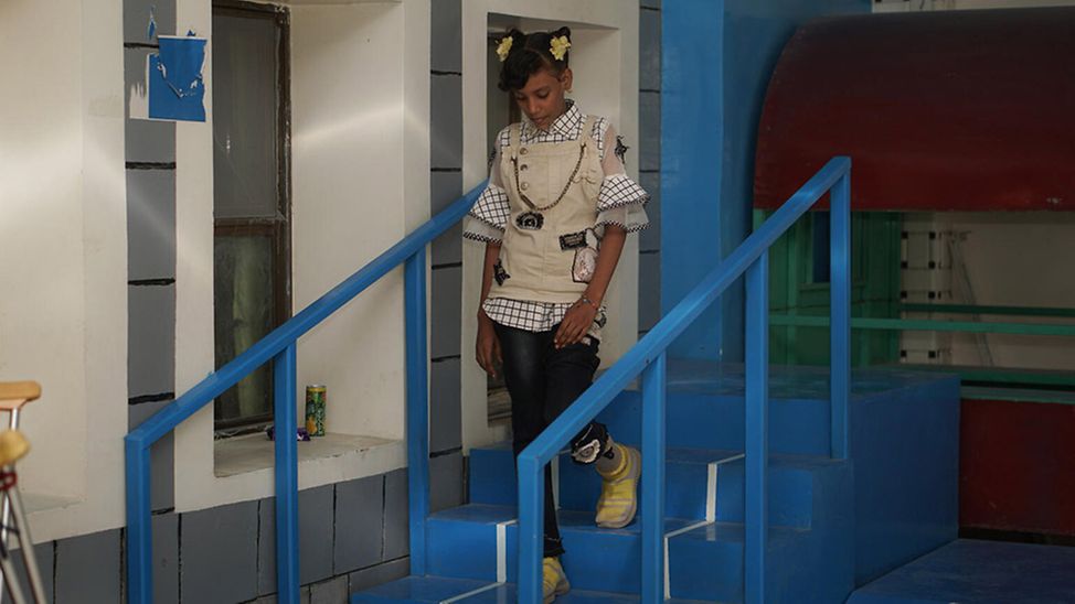 Jemen: Ayah übt, mit ihrer Beinprothese die Treppe zu laufen