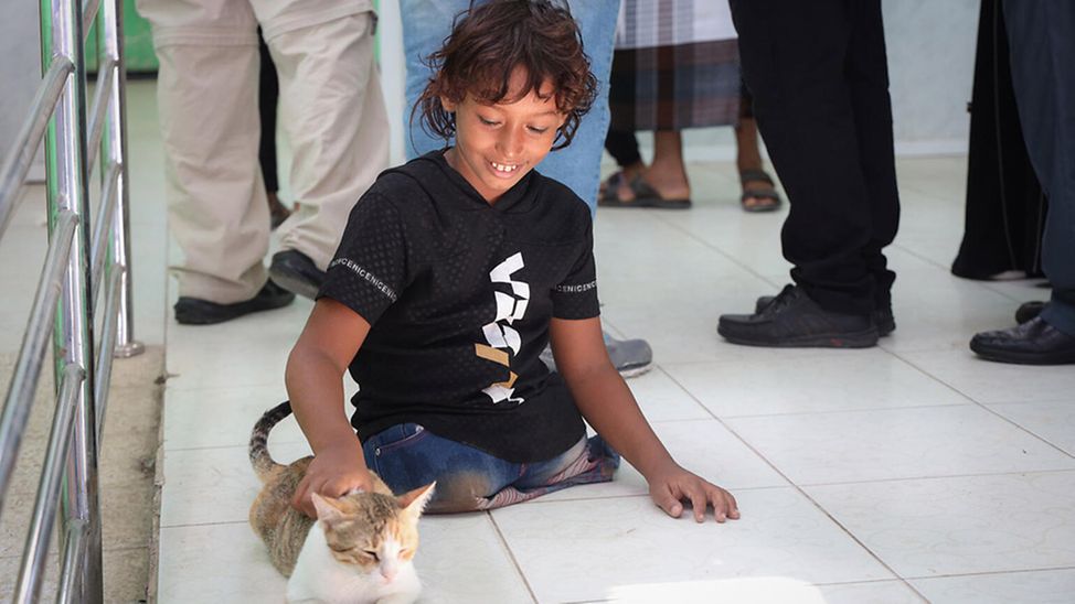 Jemen: Emad spielt in der Klinik für Prothesen mit einer Katze