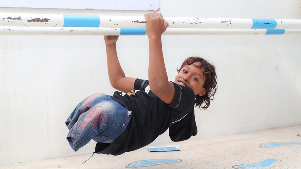 Jemen: Emad hat seine Beine verloren. Jetzt trainiert er seine Arme