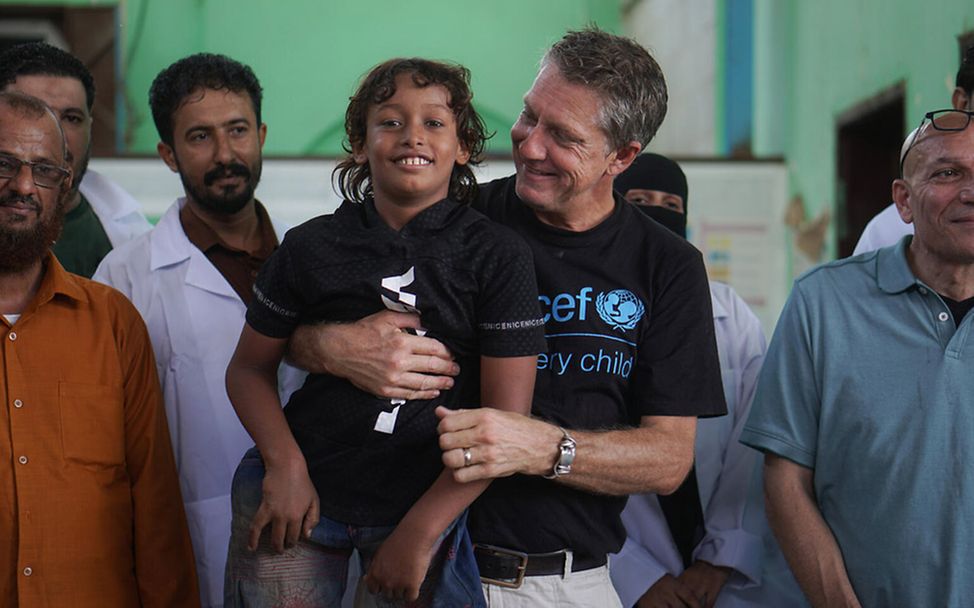 Jemen Klinik für Prothesen: Emad lacht mit UNICEF-Mitarbeiter James Elder