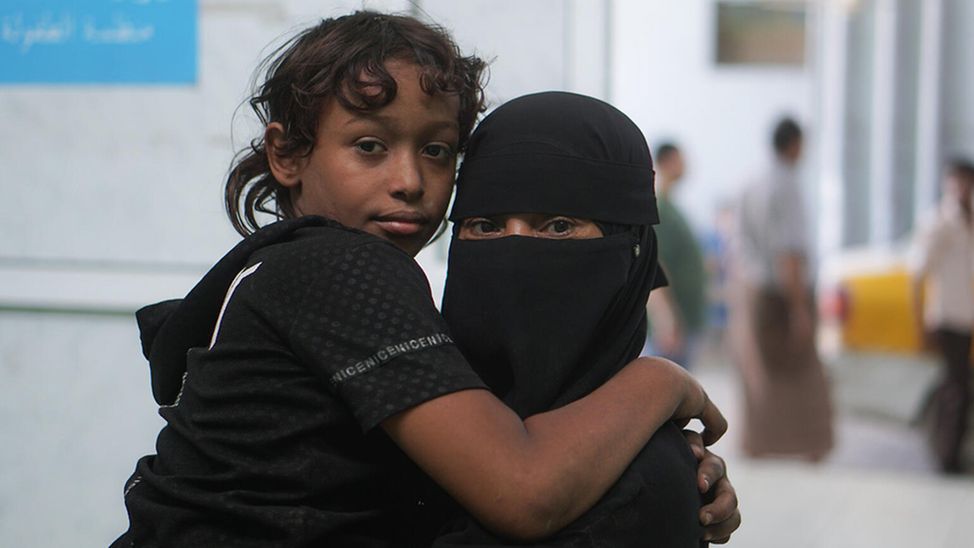 Jemen: Emad mit seiner Mutter in der Klinik