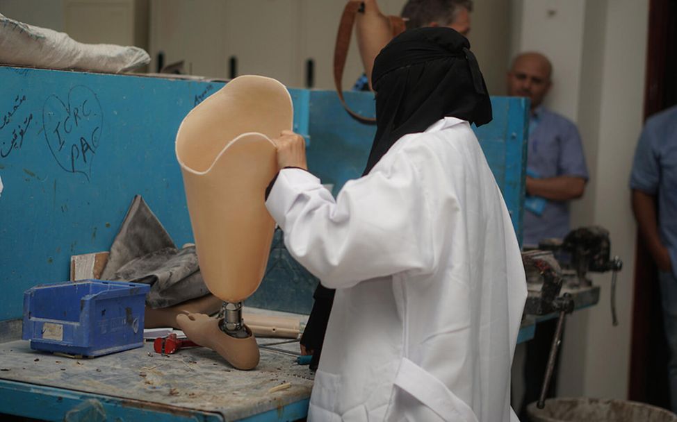Jemen: Eine Prothese wird hergestellt
