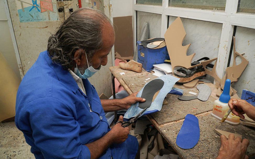 Jemen: Ein medizinischer Schuh wird hergestellt