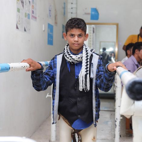 Jemen: Ibrahim übt, mit seinen Beinprothesen zu laufen
