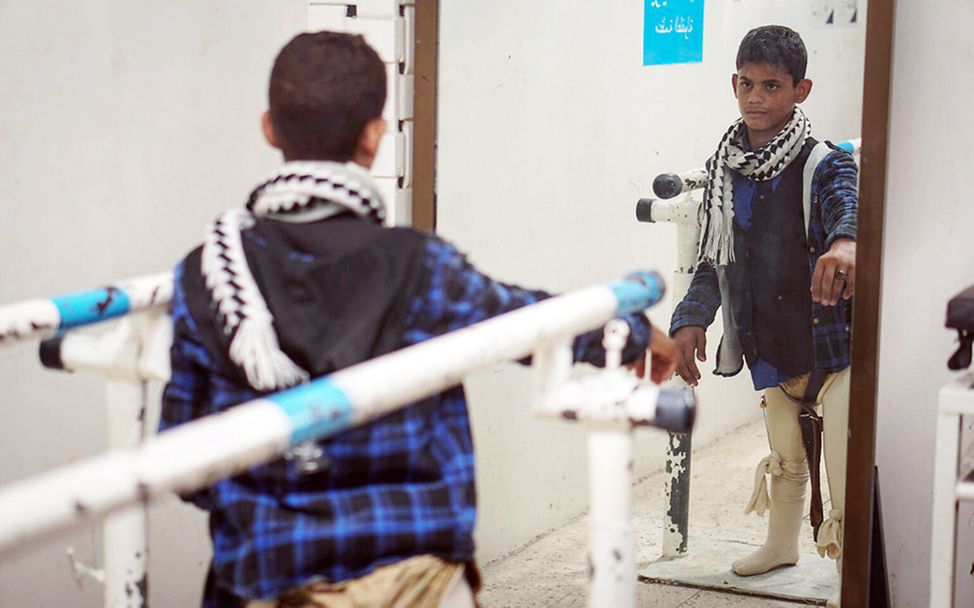 Jemen: Ibrahim übt, mit seinen Beinprothesen zu laufen