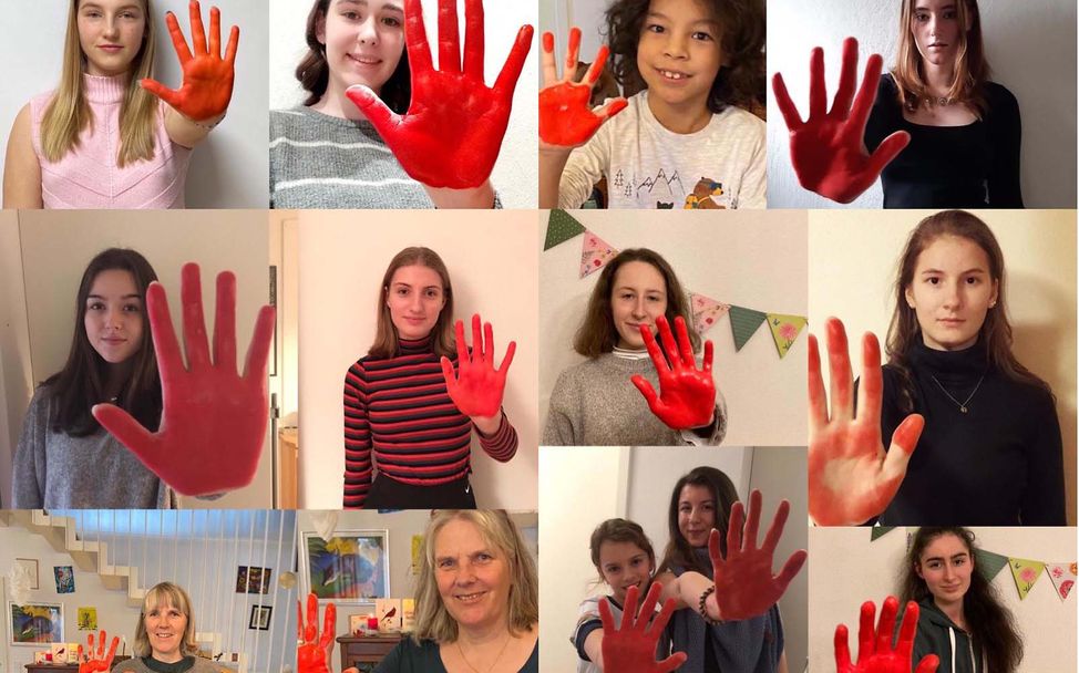 Red Hand Day: Das UNICEF Juniorteam Lörrach hält rote Hände in die Kamera