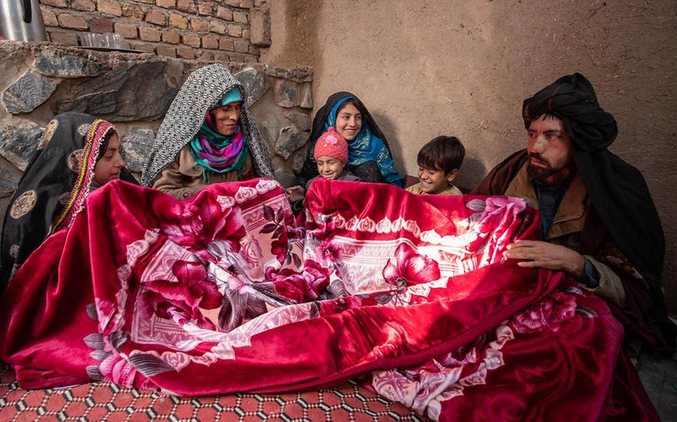 Winter in Afghanistan: Eine Familie hat von UNICEF eine Decke bekommen