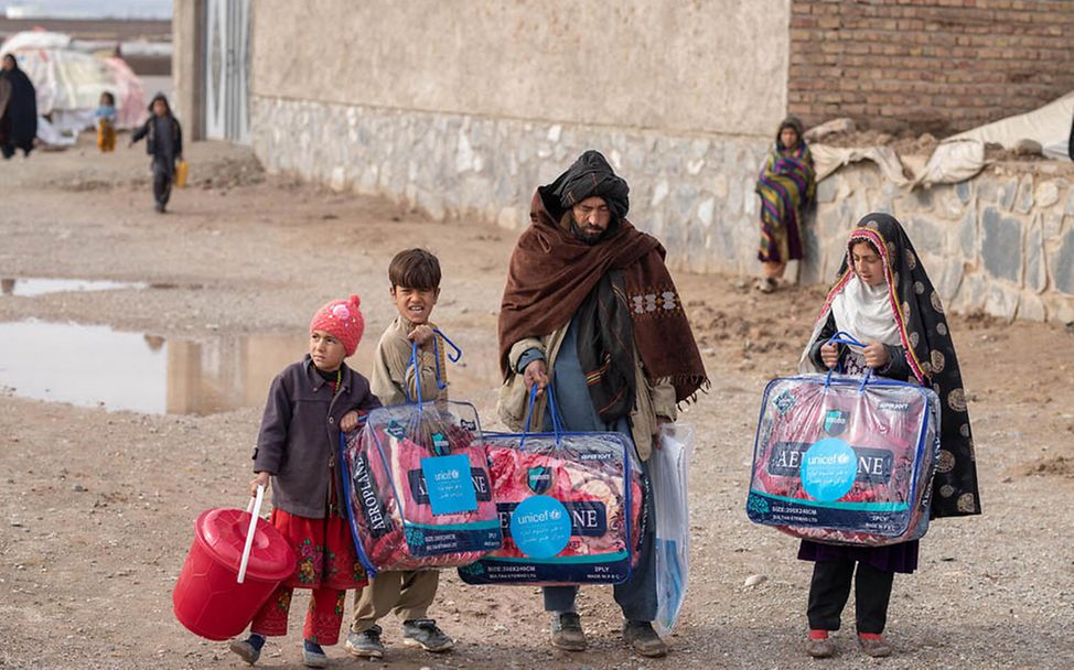 Afghanistan Kinder: Eine Familie hat von UNICEF Decken für den Winter bekommen