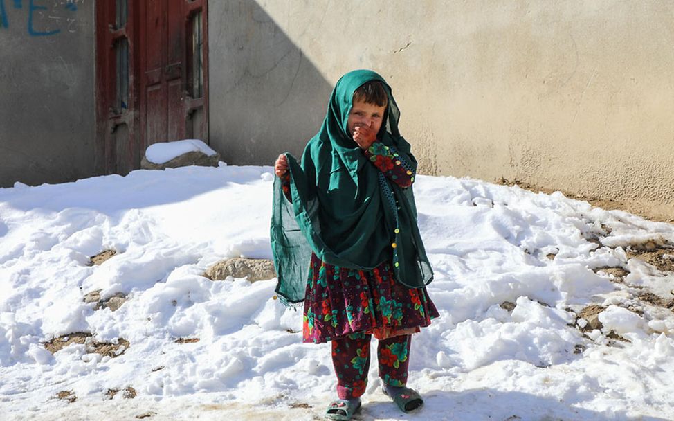 Winter in Afghanistan: Ein Mädchen steht im Schnee