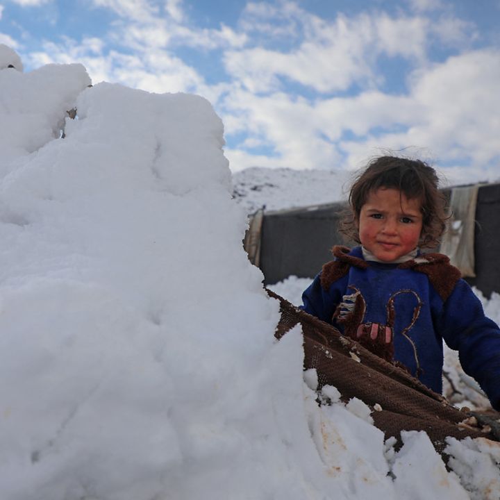 Syrien Krieg Winter 2022: Ein Mädchen im Schnee in einem Vertriebenenlager in Aleppo.