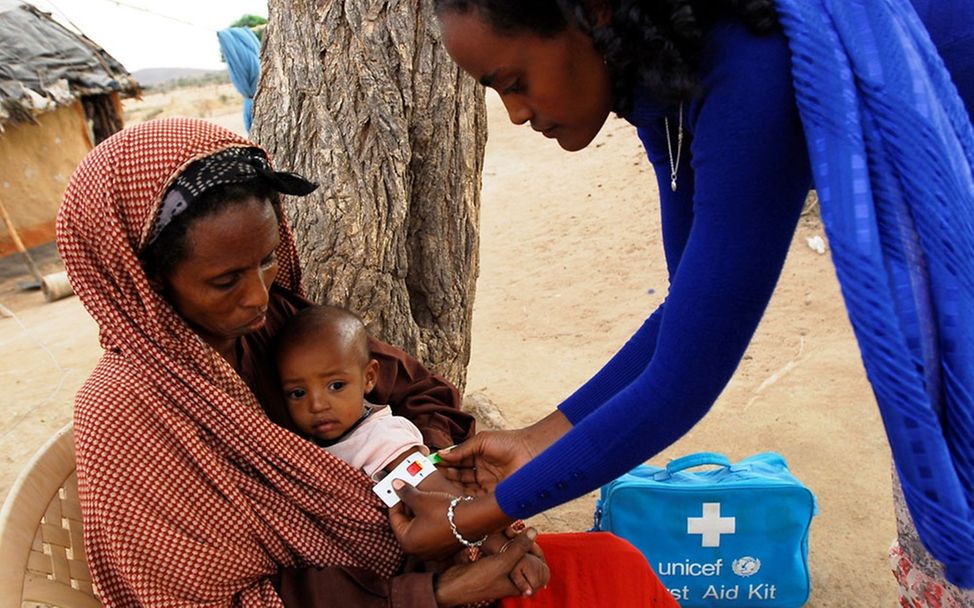 Hunger in Äthiopien: Eine Ernährungsexpertin misst den Armumfang eines Babys. 