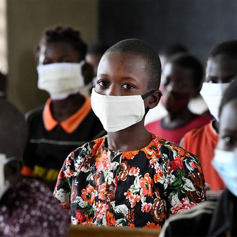 Corona in Afrika: Schüler in Burkina Faso sitzen mit Maske in der Schule