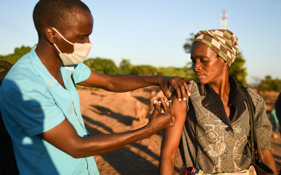 Corona in Afrika: In Malawi wird eine Frau gegen Covid-19 geimpft