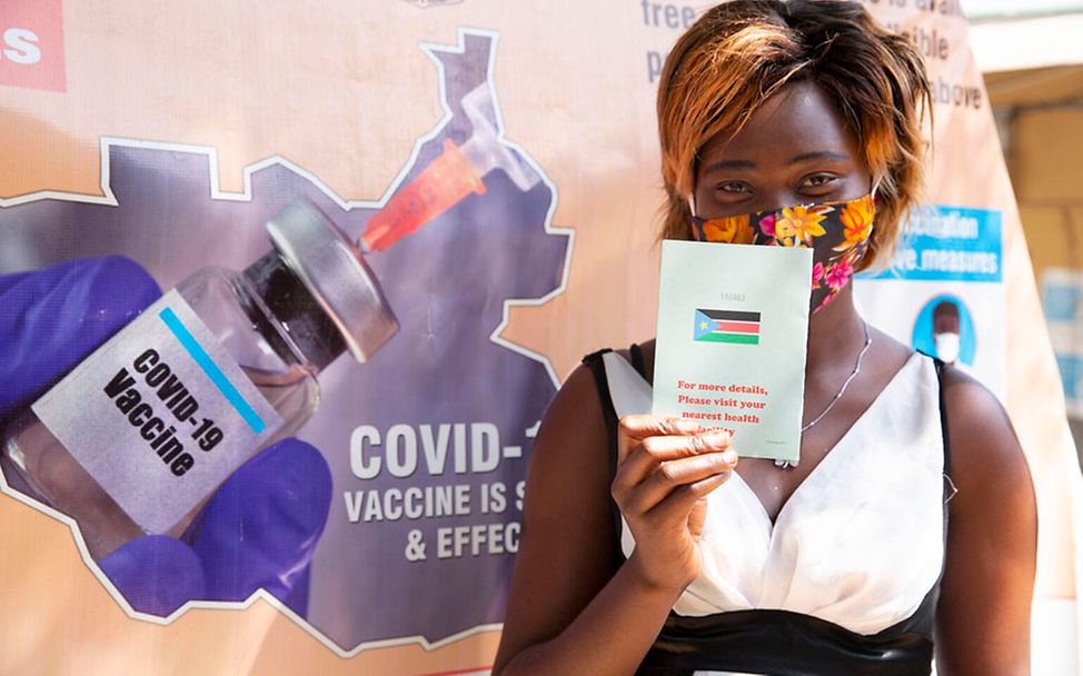 Corona in Afrika: Eine Frau im Südsudan zeigt ihren Impfausweis