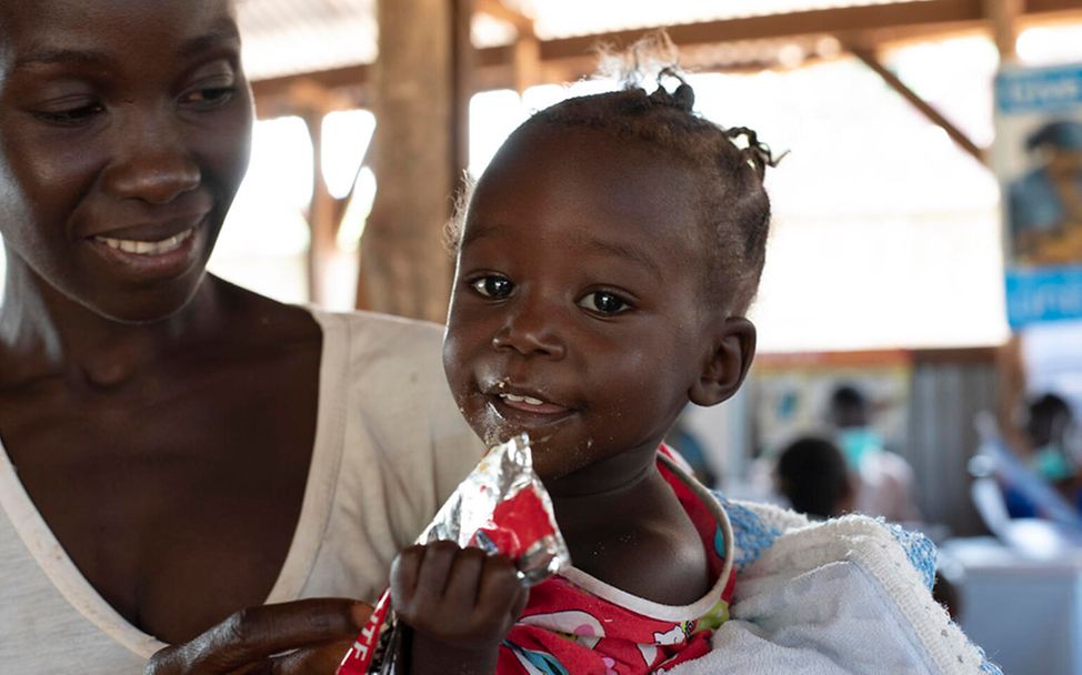 Corona in Afrika: Jenty aus dem Südsudan isst Erdnusspaste gegen Mangelernährung
