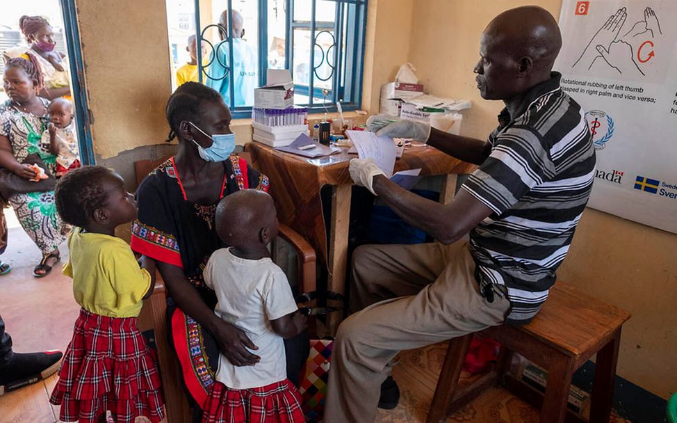 Corona in Afrika: Im Südsudan werden eine Mutter und ihre Kinder auf Malaria getestet