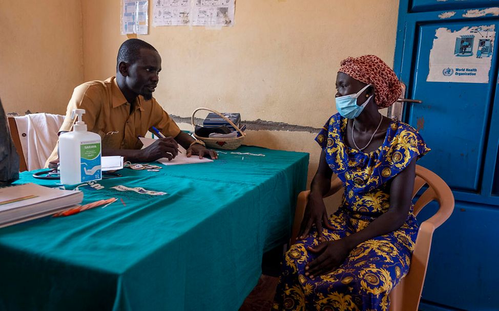Corona in Afrika: Im Südsudan spricht eine Frau mit einem Arzt