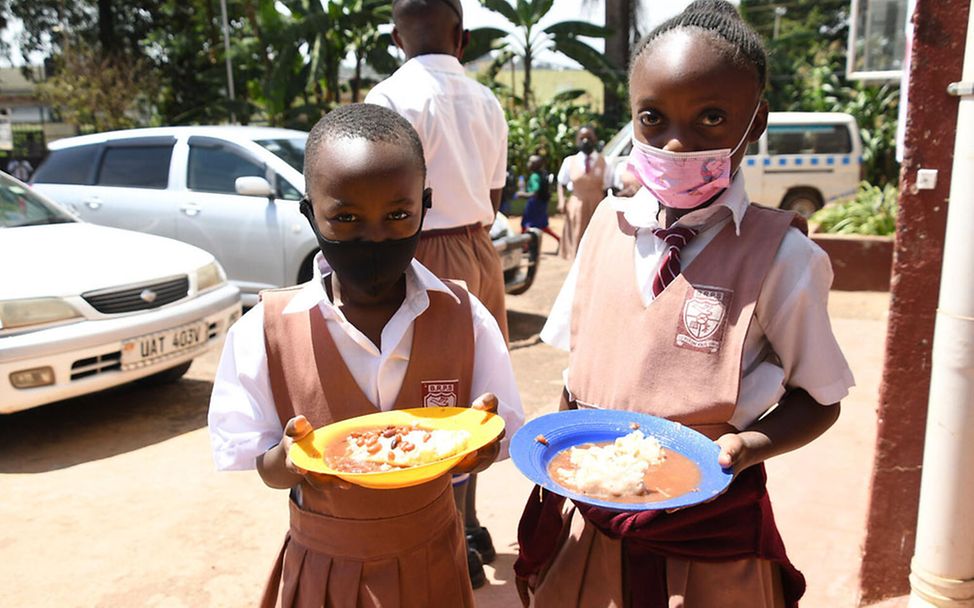 Corona in Afrika: In Uganda bekommen zwei Mädchen ihr Schulessen