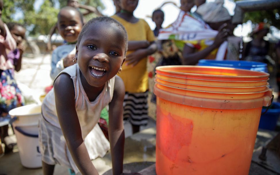 Nothilfe Mosambik: Die Kinder brauchen sauberes Trinkwasser zum Überleben.