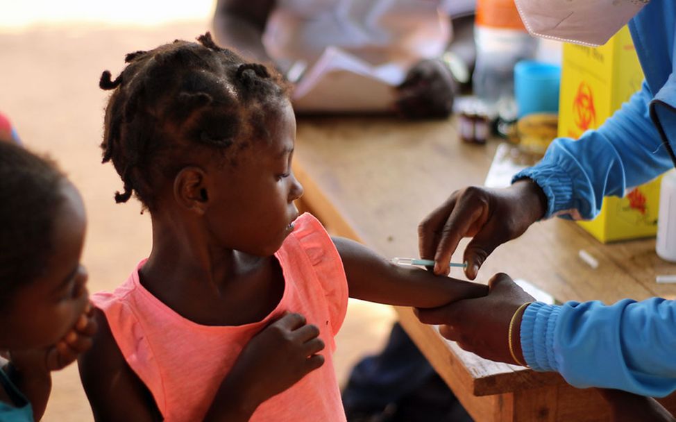 Impfungen schützen die Kinder gegen gefährliche Krankheiten.  