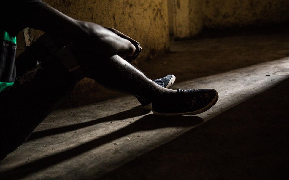 Kindersoldaten: Ein Junge im Kongo sitzt in einem von UNICEF unterstützten Transitzentrum