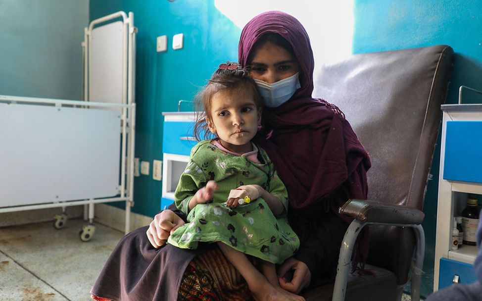 Mangelernährung in Afghanistan: Basmeena sitzt auf dem Schoß ihrer Schwester