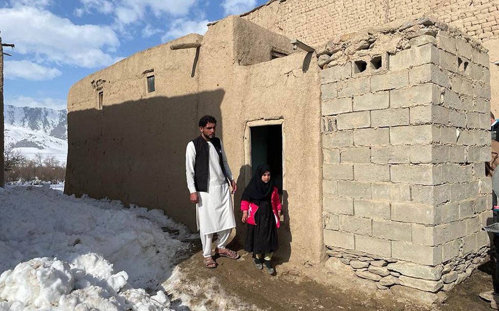 Afghanistan: Der Lehrer und eine Schülerin gehen durch ein Dorf