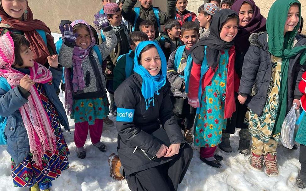 Afghanistan: UNICEF-Mitarbeiterin Christine Kahmann mit einer Gruppe Kinder