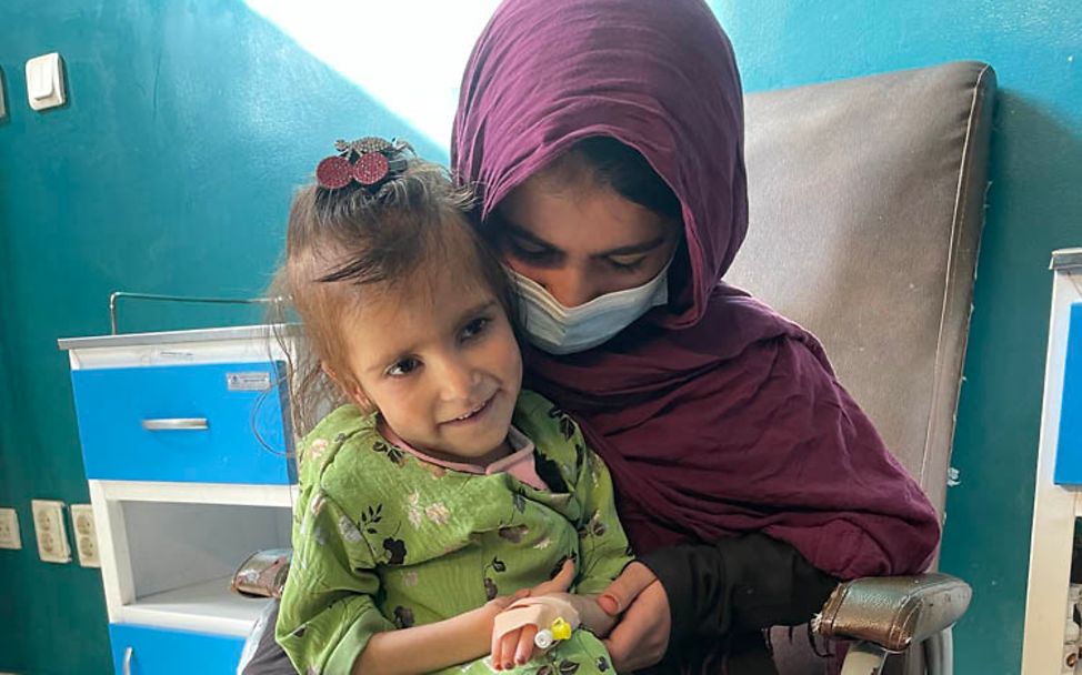 Afghanistan: Ein mangelernährtes Mädchen sitzt auf dem Schoß seiner Schwester