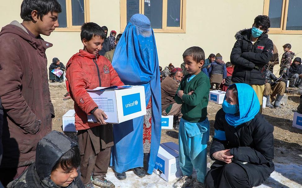 Afghanistan: Kinder erhalten von UNICEF Winterkleidung