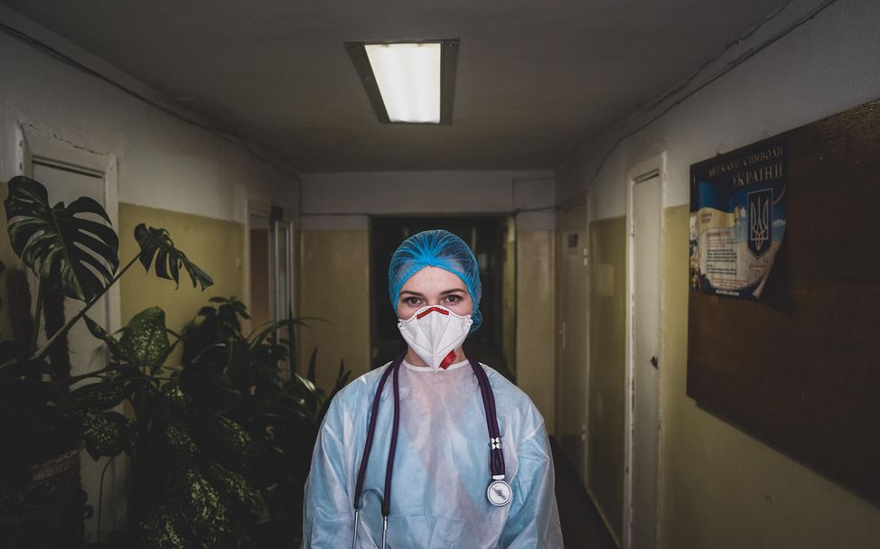 Daria in ihrer Schutzkleidung im Krankenhaus in der Ukraine.