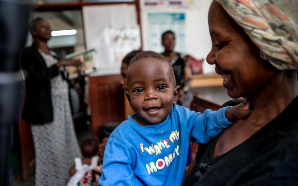 Eine Mutter und ihr Kind in einer Point-of-Care-Klinik in Uganda. 