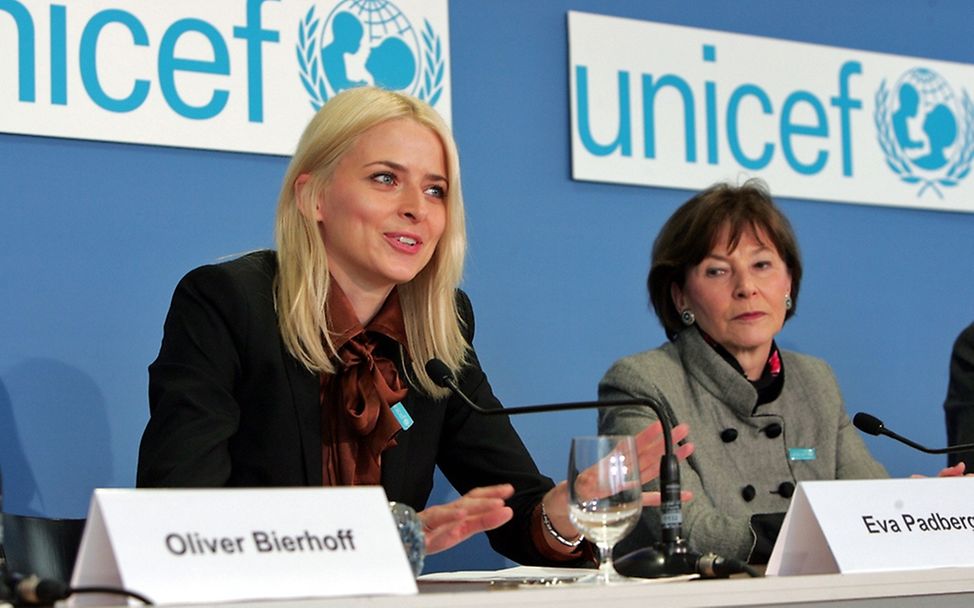 Eva Padberg eröffnet auf einer Pressekonferenz eine UNICEF-Aktion. 