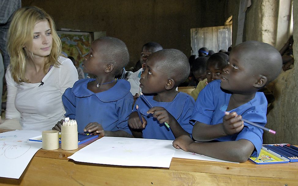 UNICEF-Botschafterin Eva Padberg bei der Eröffnung einer Schule in Ruanda. 