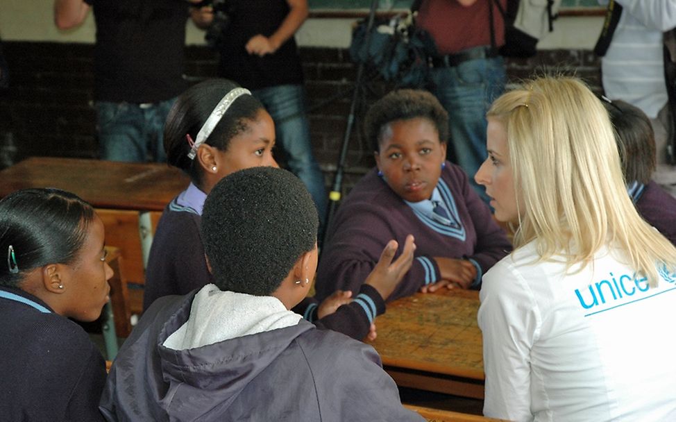 Eva Padberg engagiert sich für das UNICEF-Bildungsprojekt 'Schulen für Afrika'. 