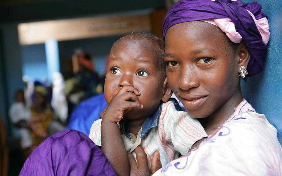 Eine Mutter mit ihrem Kind © UNICEF/Pirozzi