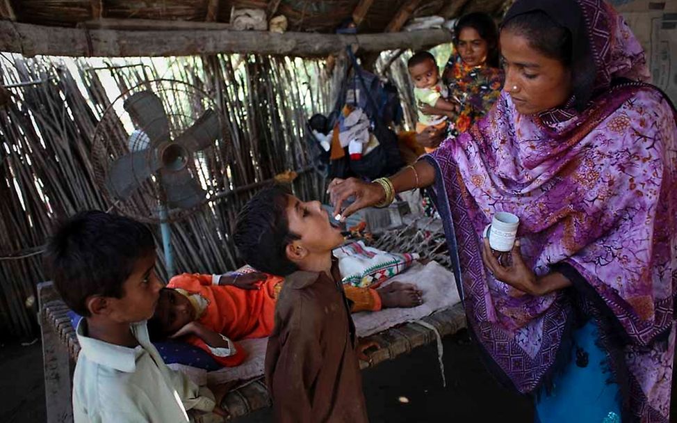 Gesundheitshelfer verteilen Medikamente an Kinder © UNICEF/Zaidi