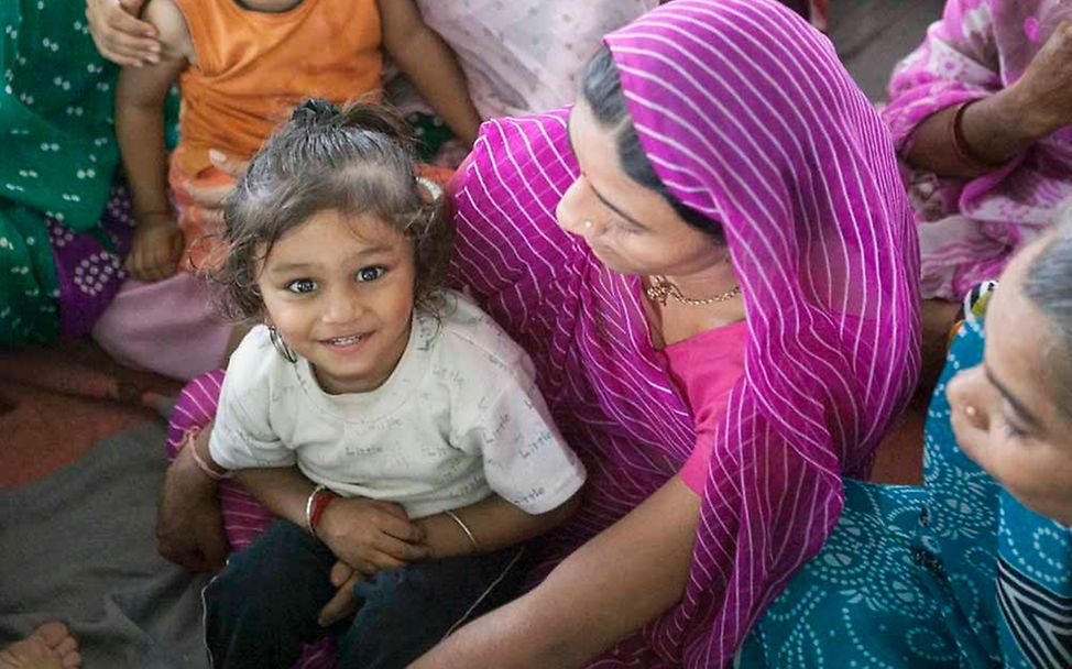 Indien: Eine Mutter mit ihrer Tochter bei einer Aufklärungsveranstaltung © UNICEF India/Prashanth Vishwanathan