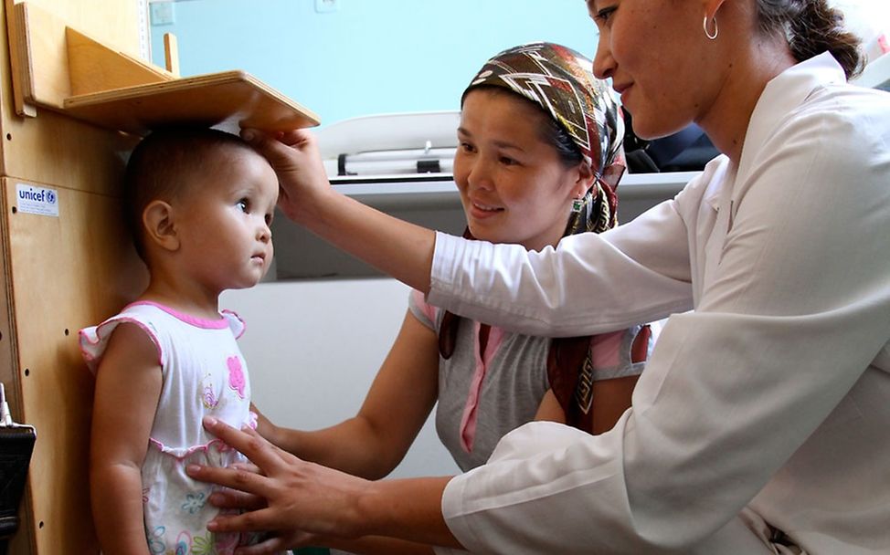 Usbekistan: Eine Ärztin misst die Größe eines Mädchens © UNICEF/Pirozzi