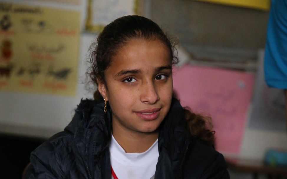 Libanon: Rahaf ist blind. Im UNICEF-Kinderzentrum lernt sie Blindenschrift